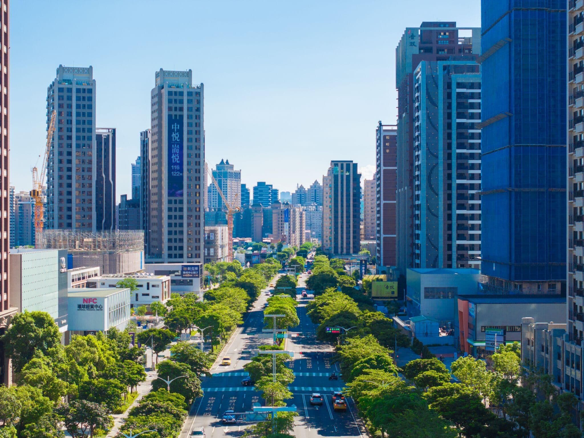 桃園市區街景空拍,中悅尚悅大樓與林蔭大道